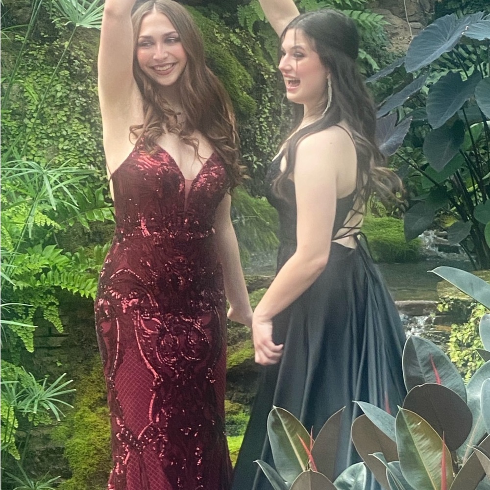 Elegant Red Sequin Evening Gown - Picture 4 of 5